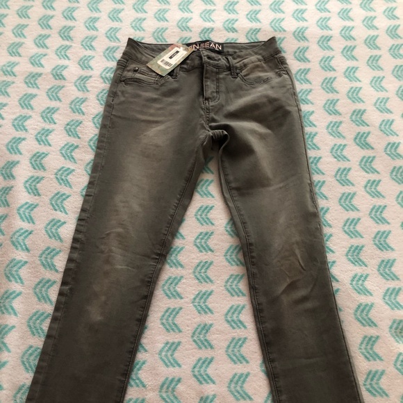 Selling black/ grey skinny jeans - Picture 1 of 4